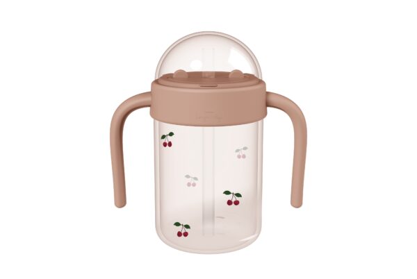 Wijs west Konges Sløjd Konges Sløjd  Baby Bottle With Handle Cherry 5715404110822 SS23 Konges Verzorging Eten & Drinken Lunchbakjes & Drinkbekers