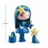 Djeco Tinyly Speelgoed Poppetje - Luz & Light (Afmeting)