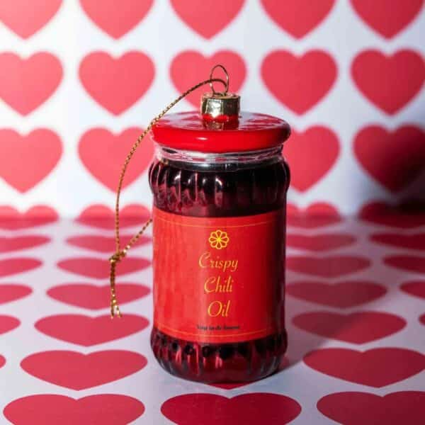 Yup in de boom Yup in de Boom Crispy Chili Oil Kerstbal 8721008354477 Yup 2024 Home & Living Feest Kerst Wijs west