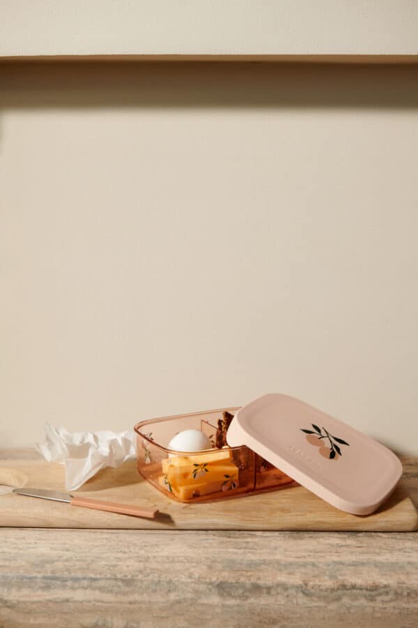 Liewood Liewood Ako Tritan Snack Box Peach / Sea Shell 5715493468934 Liewood Verzorging Eten & Drinken Lunchbakjes & Drinkbekers Wijs west