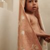Liewood Liewood Alba Yarn Dyed Hooded Baby Handdoek Peach / Sea Shell 5715493432676 Liewood Verzorging Wassen & meer  Wijs west