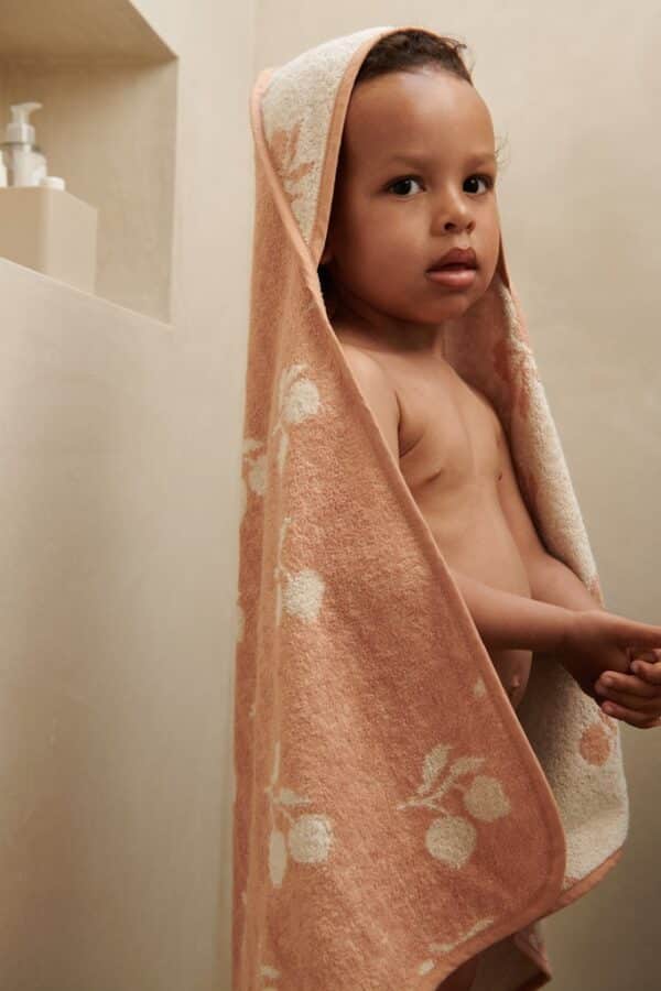 Liewood Liewood Alba Yarn Dyed Hooded Baby Handdoek Peach / Sea Shell 5715493432676 Liewood Verzorging Wassen & meer  Wijs west