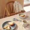 Liewood Liewood Merle Printed Cape Slab Aviator / Ecru 5715493447335 Liewood Verzorging Eten & Drinken Slabbetjes Wijs west