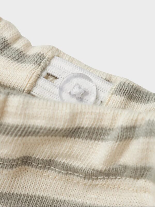 Lil' Atelier Lil' Atelier Broek Turtledove Forest Fog 5715714432256 Atelier SS25 Kleding & Accessoires Baby Broekjes Wijs west