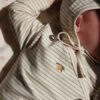 Konges Sløjd Konges Sløjd Basic Newborn Onesie Gots Tea Stripe 5715681001691 Konges SS25 Kleding & Accessoires Baby Rompers Wijs west