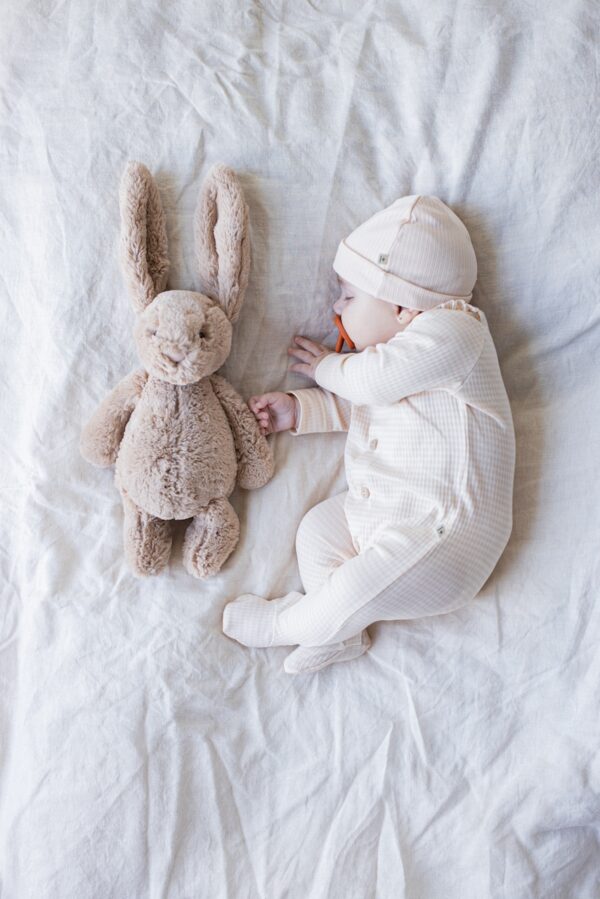 1+ in the Family 1+ In The Family Beanie Kai Nude 8448251000042 Family SS25 Kleding & Accessoires Baby Mutsen & Sjaals Wijs west