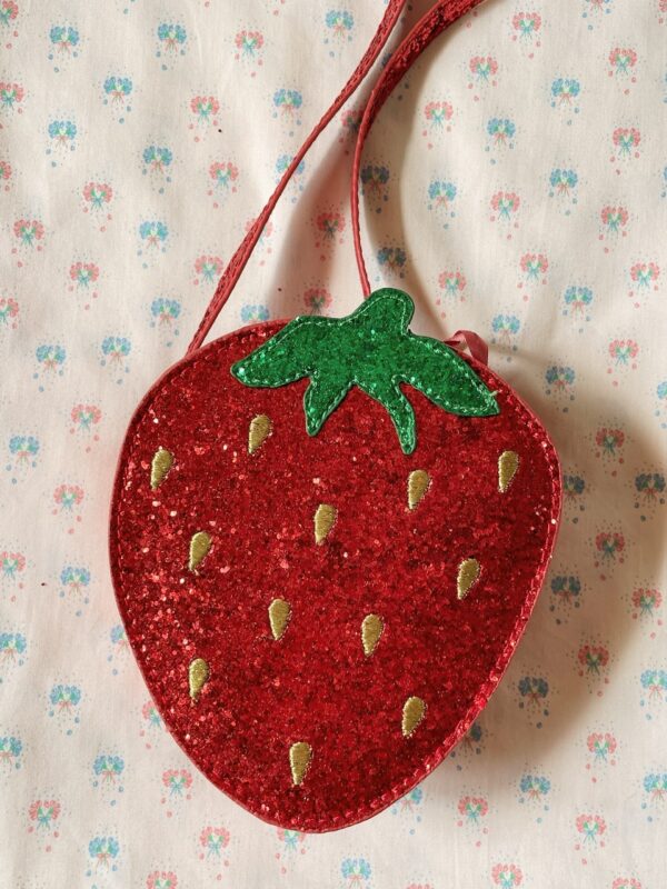 Konges Sløjd Konges Sløjd Tut Strawberry Shoulder Bag Barbados Cherry 5715681011959 Konges SS25 Kleding & Accessoires Tassen & Rugzakken  Wijs west