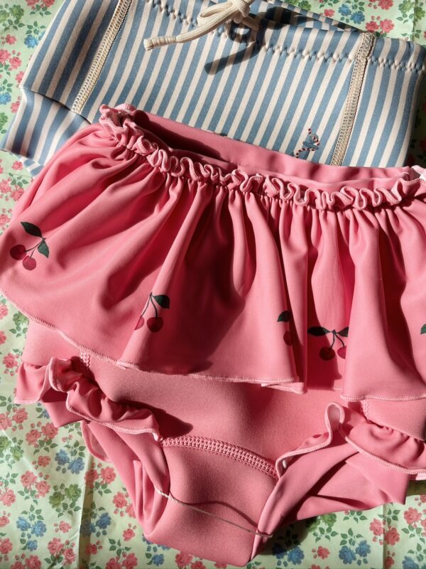 Konges Sløjd Konges Sløjd Bobbi Frill Swimshorts Strawberry Ice 5715681037829 Konges SS25 Kleding & Accessoires Zwemkleding  Wijs west