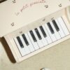 Konges Sløjd Konges Sløjd Wooden Piano Fsc Cherry 5715404162425 Konges SS25 Speelgoed & Spellen Muziek  Wijs west