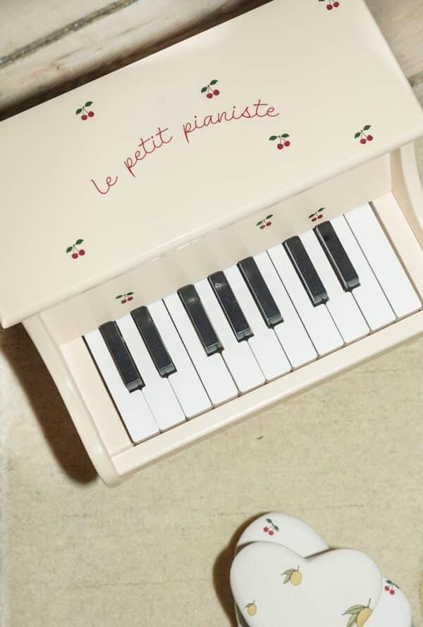Konges Sløjd Konges Sløjd Wooden Piano Fsc Cherry 5715404162425 Konges SS25 Speelgoed & Spellen Muziek  Wijs west