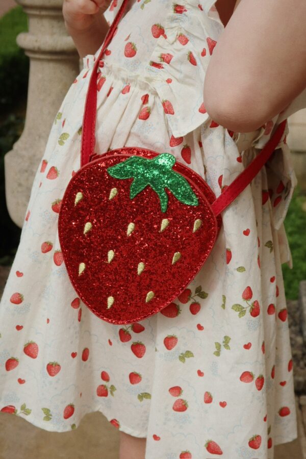 Konges Sløjd Konges Sløjd Tut Strawberry Shoulder Bag Barbados Cherry 5715681011959 Konges SS25 Kleding & Accessoires Tassen & Rugzakken  Wijs west