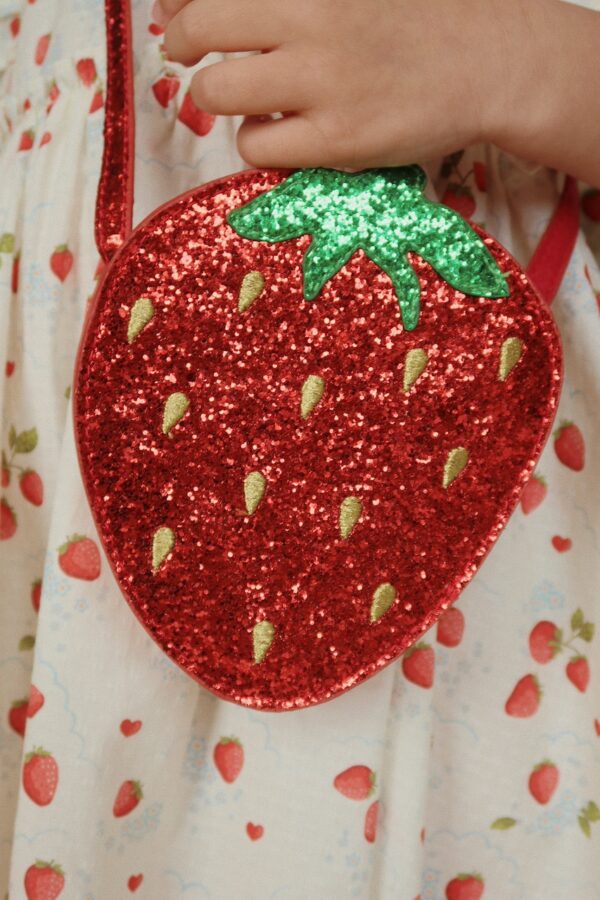 Konges Sløjd Konges Sløjd Tut Strawberry Shoulder Bag Barbados Cherry 5715681011959 Konges SS25 Kleding & Accessoires Tassen & Rugzakken  Wijs west