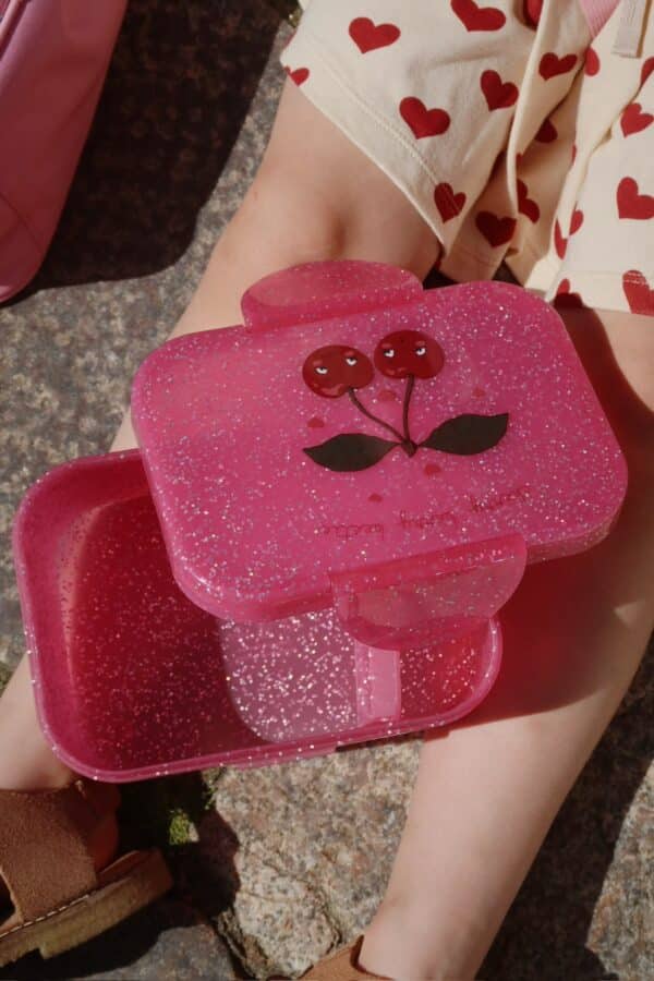 Konges Sløjd Konges Sløjd Lunch Box Glitter Cherry Glitter 5715681039281 Konges SS25 Verzorging Eten & Drinken Lunchbakjes & Drinkbekers Wijs west
