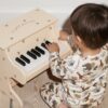 Konges Sløjd Konges Sløjd Wooden Piano Fsc Cherry 5715404162425 Konges SS25 Speelgoed & Spellen Muziek  Wijs west