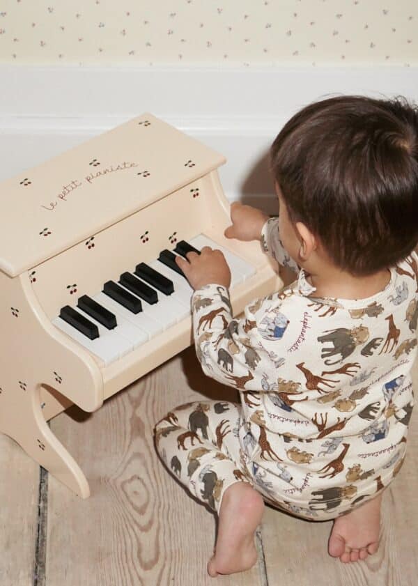 Konges Sløjd Konges Sløjd Wooden Piano Fsc Cherry 5715404162425 Konges SS25 Speelgoed & Spellen Muziek  Wijs west