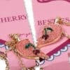 Konges Sløjd Konges Sløjd Bestie Necklace Cherry 5715681012055 Konges SS25 Speelgoed & Spellen Verkleden Sieraden Wijs west