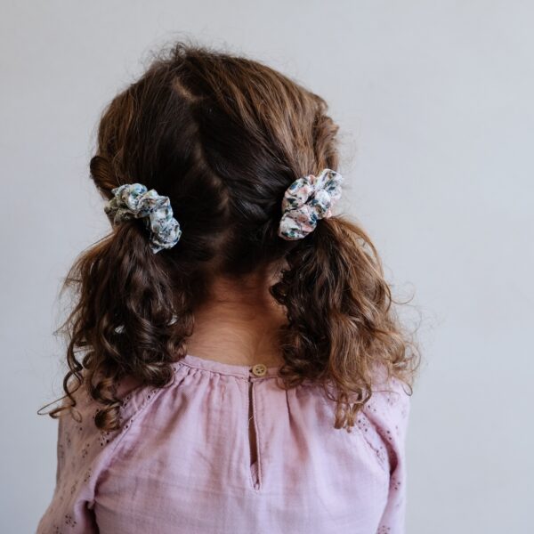 Mimi & Lula Mimi & Lula Floral Scrunchies 5060925059021 Mimi SS25 Verzorging Haaraccessoires Haarelastiekjes Wijs west