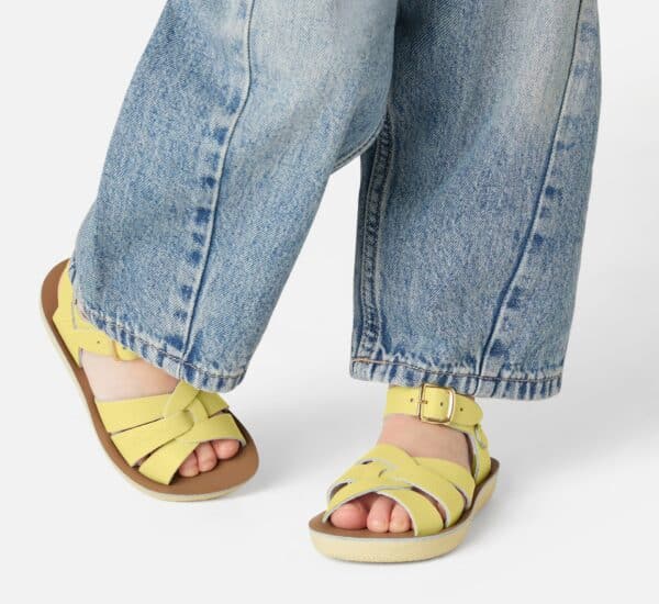Salt-Water Sandals Salt-Water Sandals Swimmer Child Butter Yellow 0000523306122 Saltw SS25 Kleding & Accessoires Schoenen Sandalen Wijs west