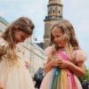 Konges Sløjd Konges Sløjd Odette Regenboog Jurk Evening Sand 5715681050316 SS25 Konges Kleding & Accessoires Rokjes & Jurkjes  Wijs west