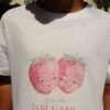 Konges Sløjd Konges Sløjd Era Tee Ocs Off White/Jam 5715681062166 SS25 Konges Kleding & Accessoires Shirts T-shirts Wijs west