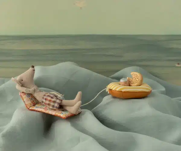 Maileg Beach mouse with air mattress, Dad - Flower - Afbeelding 2