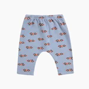Bobo Choses Bobo Choses Race Car All Over Jogging Pants Light Blue 8445782321134 AW25 Bobo Kleding & Accessoires Baby Broekjes Wijs west