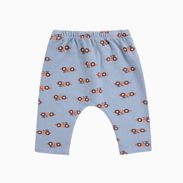 Bobo Choses Bobo Choses Race Car All Over Jogging Pants Light Blue 8445782321134 AW25 Bobo Kleding & Accessoires Baby Broekjes Wijs west