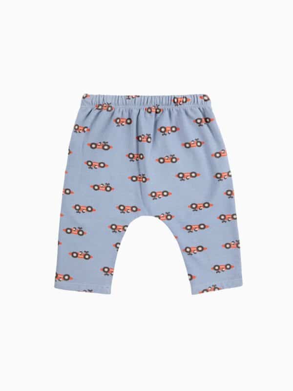 Bobo Choses Bobo Choses Race Car All Over Jogging Pants Light Blue 8445782321134 AW25 Bobo Kleding & Accessoires Baby Broekjes Wijs west