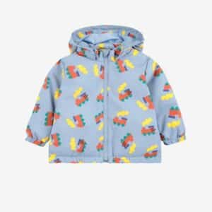 Bobo Choses Bobo Choses Bobo Choo Choo All Over Anorak Light Blue 8445782326139 AW25 Bobo Kleding & Accessoires Baby Buitenkleding Wijs west