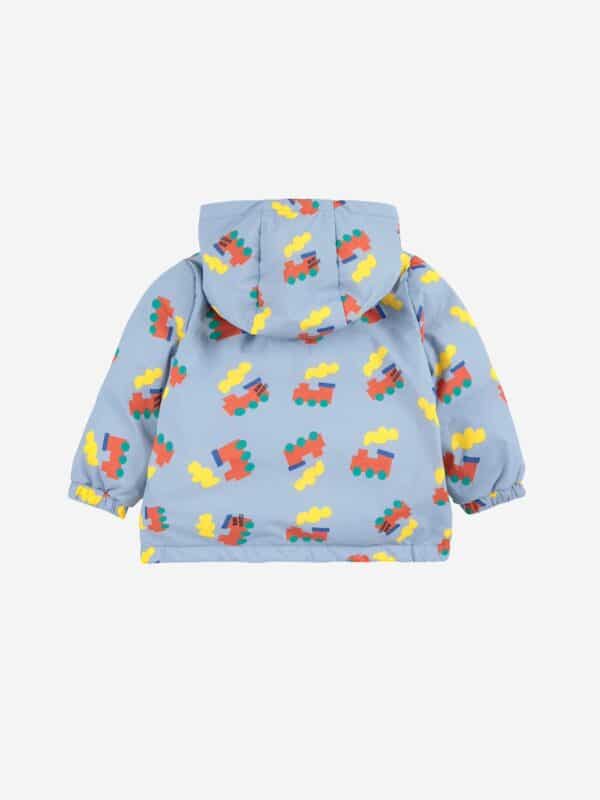 Bobo Choses Bobo Choses Bobo Choo Choo All Over Anorak Light Blue 8445782326139 AW25 Bobo Kleding & Accessoires Baby Buitenkleding Wijs west