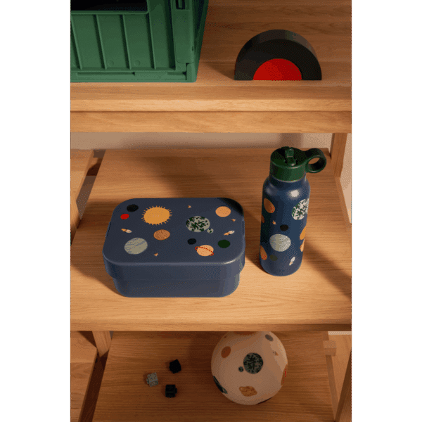Liewood Liewood Falk Water Bottle 350 Ml Universe / Classic Navy 5715493474904 Liewood Verzorging Eten & Drinken Lunchbakjes & Drinkbekers Wijs west