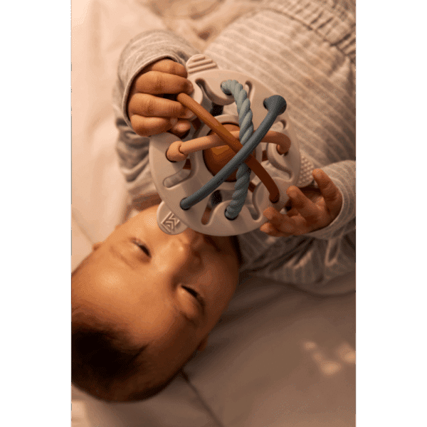 Liewood Liewood Hakim Silicone Mix Rattle Sandy Multi Mix 5715493491857 Liewood Speelgoed & Spellen Babyspeelgoed Rammelaars Wijs west