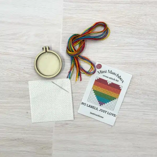 Mini Lucifersdoosje Borduur Kit - No Labels , Just Love!
