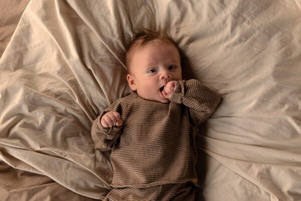 Nixnut Nixnut Sim Knit Pebble Stripe 8720963640212 Nixnut AW25 Kleding & Accessoires Baby Bovenstukjes Wijs west