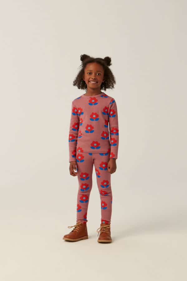 The Campamento Big Flowers Purple Leggings – Comfortabele riblegging met grote bloemenprint. Gemaakt van katoen. Shop nu bij Wijs West Amsterdam!