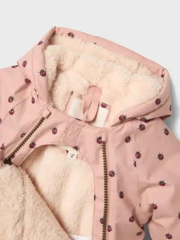 Lil' Atelier Lil' Atelier Jas Misty Rose Ladybug 5715725388337 Atelier SS25 Kleding & Accessoires Baby Buitenkleding Wijs west