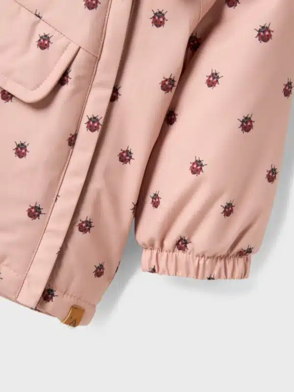 Lil' Atelier Lil' Atelier Jas Misty Rose Ladybug 5715725388337 Atelier SS25 Kleding & Accessoires Baby Buitenkleding Wijs west