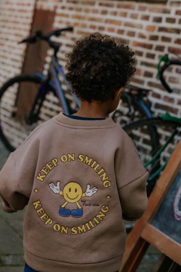 Fliink Fliink Alvin Ls Smiley Sweatshirt Pine Bark 5715435118422 Fliink AW25 Kleding & Accessoires Sweaters & Truien  Wijs west