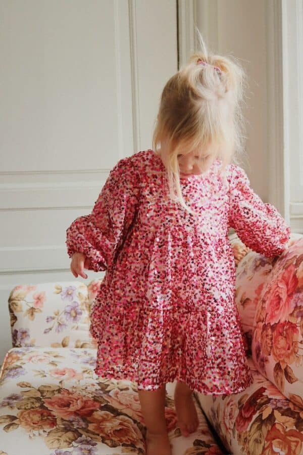 Konges Sløjd Konges Sløjd Lila Sequins Bow Dress Sparkling Sangria 5715681115978 Konges AW25 Kleding & Accessoires Rokjes & Jurkjes  Wijs west