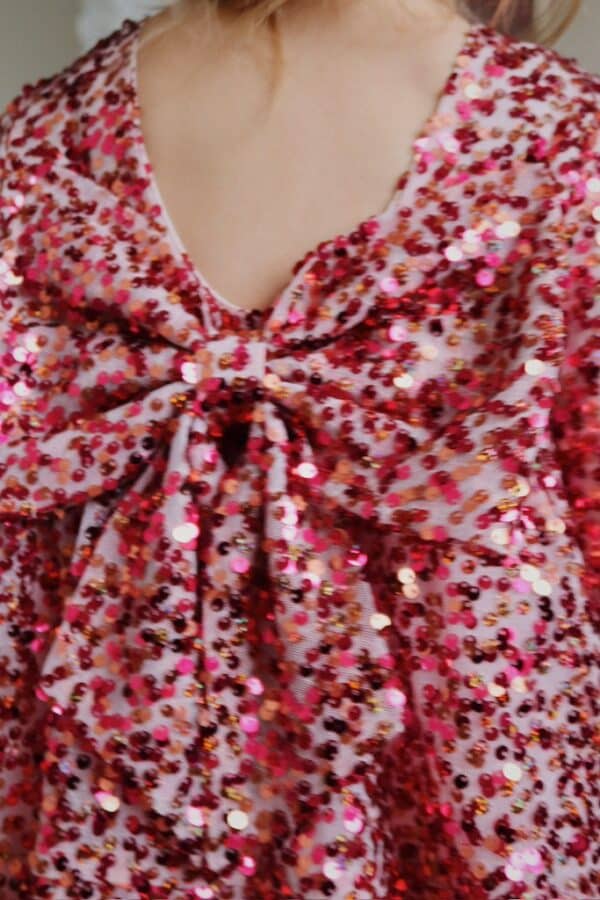 Konges Sløjd Konges Sløjd Lila Sequins Bow Dress Sparkling Sangria 5715681115978 Konges AW25 Kleding & Accessoires Rokjes & Jurkjes  Wijs west