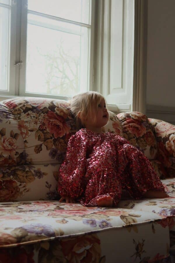 Konges Sløjd Konges Sløjd Lila Sequins Bow Dress Sparkling Sangria 5715681115978 Konges AW25 Kleding & Accessoires Rokjes & Jurkjes  Wijs west