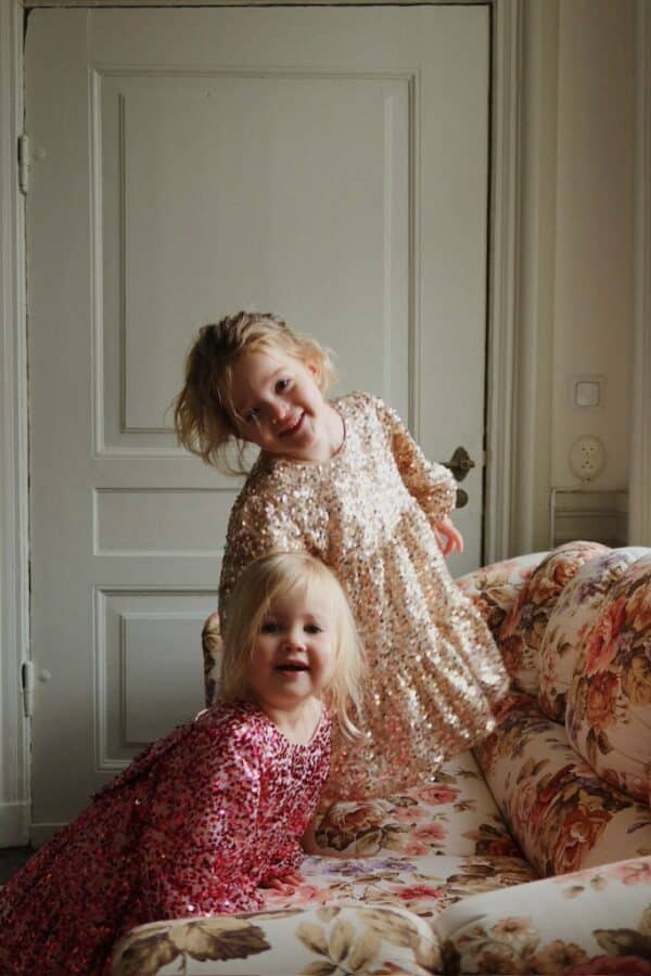 Konges Sløjd Konges Sløjd Lila Sequins Bow Dress Sparkling Sangria 5715681115978 Konges AW25 Kleding & Accessoires Rokjes & Jurkjes  Wijs west