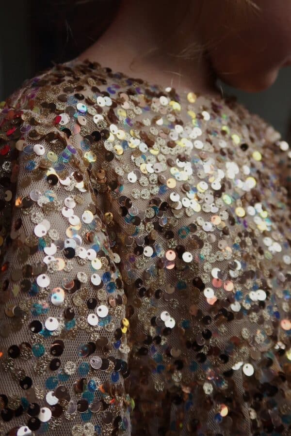 Konges Sløjd Konges Sløjd Lila Sequins Bow Dress Gold Glitter 5715681116043 Konges AW25 Kleding & Accessoires Rokjes & Jurkjes  Wijs west