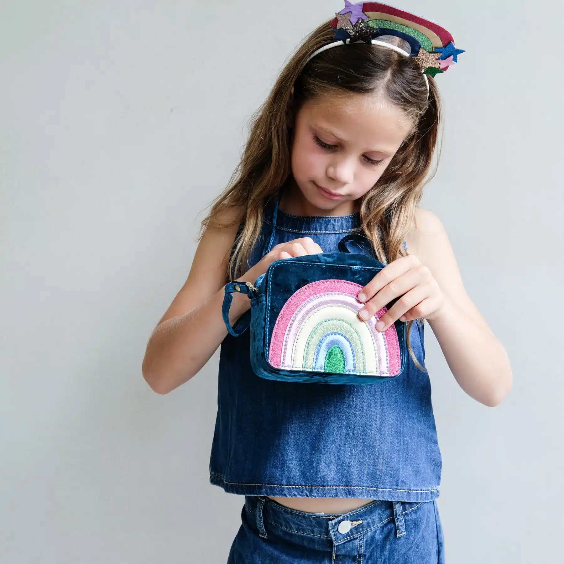 Mimi & Lula Mimi & Lula Radiant Rainbow Velvet Bag 5061064831677 Mimi AW25 18 Kleding & Accessoires Tassen & Rugzakken Wijs west