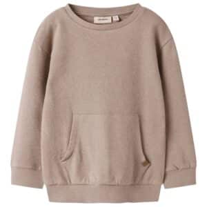 Lil' Atelier Lil' Atelier Sweatshirt Oxford Tan 5715865892053 Atelier SS26 Kleding & Accessoires Sweaters & Truien  Wijs west