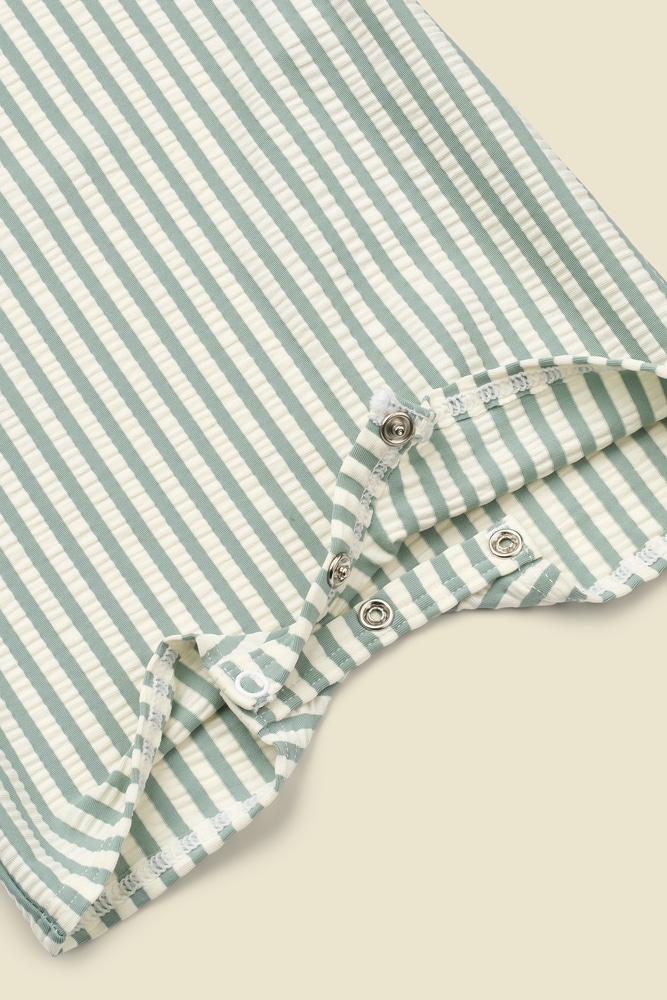 Liewood Liewood Thor Seersucker Baby Zwem Jumpsuit Peppermint / Sandy 5715493517991 Liewood SS26 Kleding & Accessoires Baby Zwemkleding (Baby) Wijs west