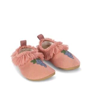 Konges Sløjd Konges Sløjd Amandine Frill Zwemschoen Powder Pink 5715681180051 Konges SS26 Kleding & Accessoires Zwemkleding Zwemschoen Wijs west