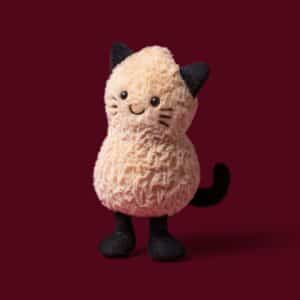 Jellycat Knuffel Amuseables Peanut Cat detailfoto 1 op bordeauxrode achtergrond