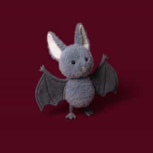 Jellycat Knuffel Broox Bat detailfoto 1 op bordeauxrode achtergrond