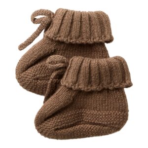 Lil' Atelier Gebreide Slofjes Teak baby vooraanzicht